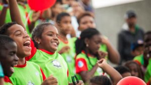 Niños de distintas escuelas de fútbol disfrutan con alegría el partido de la Copa Ecuador en el estadio “Chucho” Benítez, viviendo de cerca la emoción del deporte.