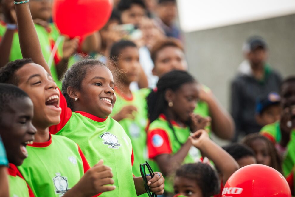 Niños de distintas escuelas de fútbol disfrutan con alegría el partido de la Copa Ecuador en el estadio “Chucho” Benítez, viviendo de cerca la emoción del deporte.