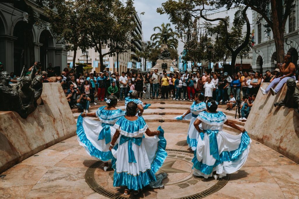 Con danza y color, colectivos culturales de la Isla Trinitaria y barrios del sur expresaron su rechazo a la violencia frente al Palacio Municipal.