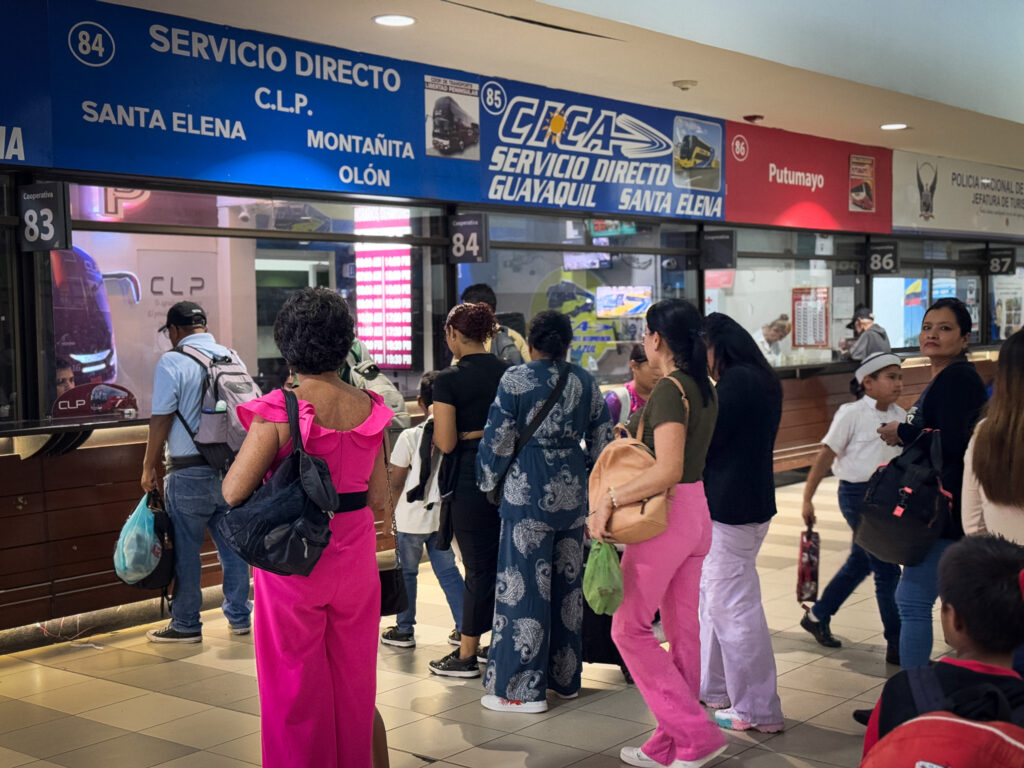 La oficinas de las cooperativas de transporte que viajan a los balnearios de la Península de Santa Elena fueron las más concurridas durante el feriado.