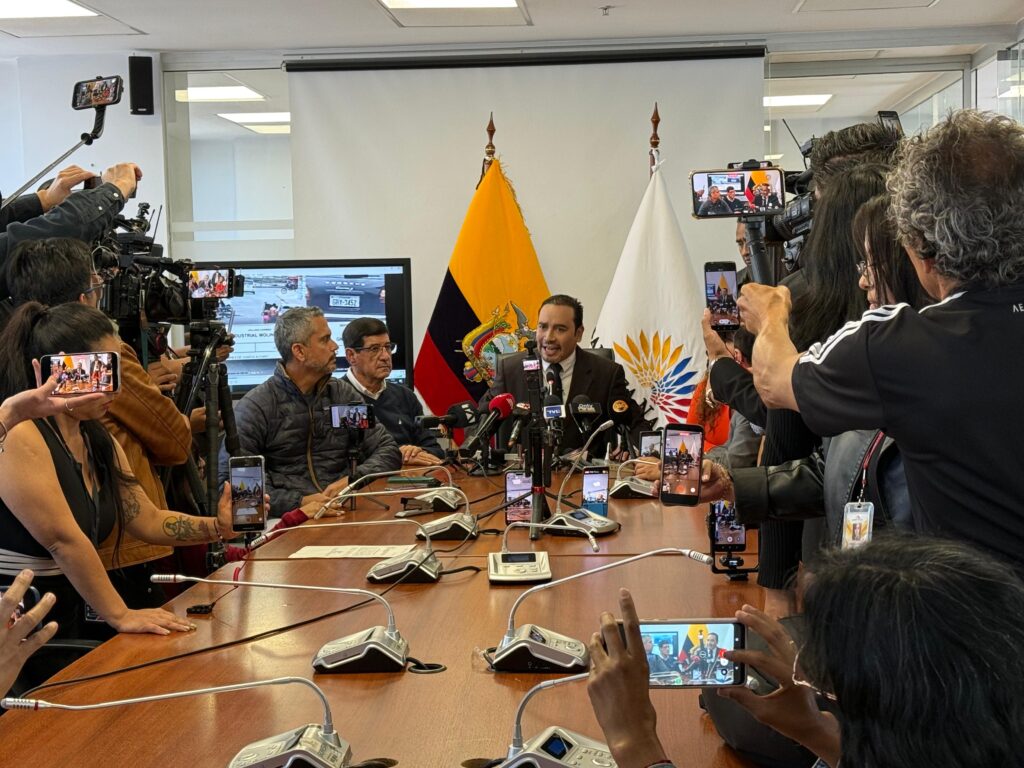 Rueda de prensa del asamblepista Juan Andrés González, donde expuso el video que vincula al Porsche Cayenne negro, placas GRY-3452, de Industrial Molinera, con el detenido por las explosiones en La Bahía.