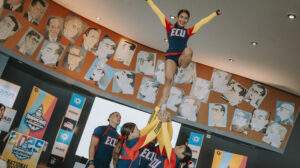 Un grupo de cheerleading realiza una exhibición durante la presentación del torneo.