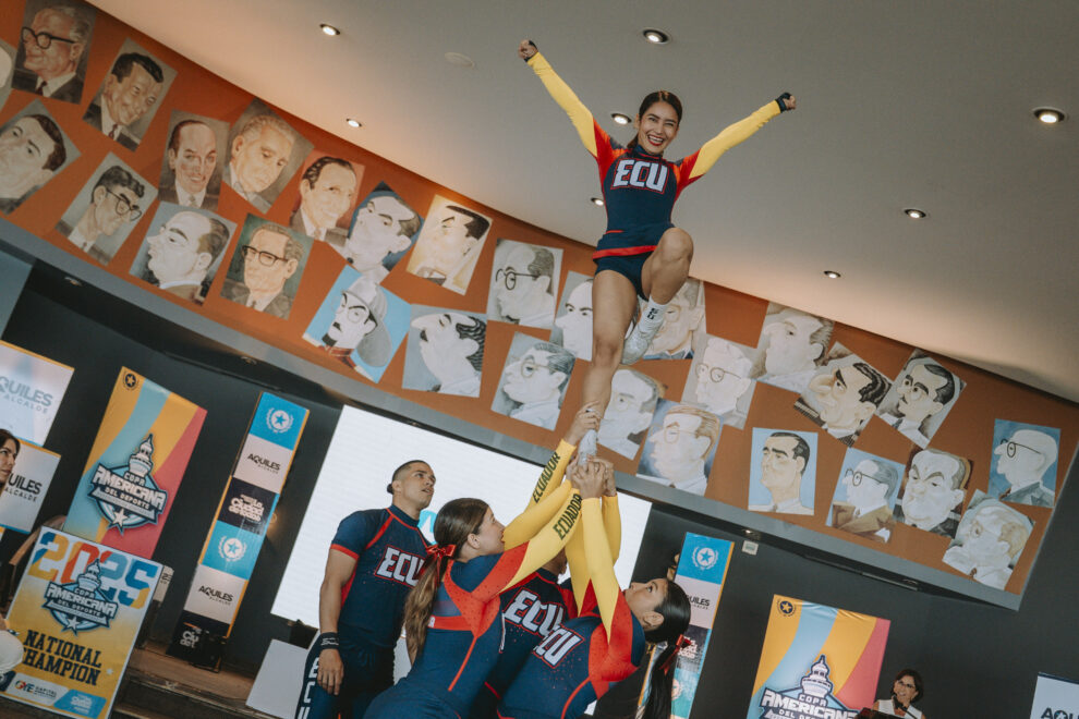 Un grupo de cheerleading realiza una exhibición durante la presentación del torneo.