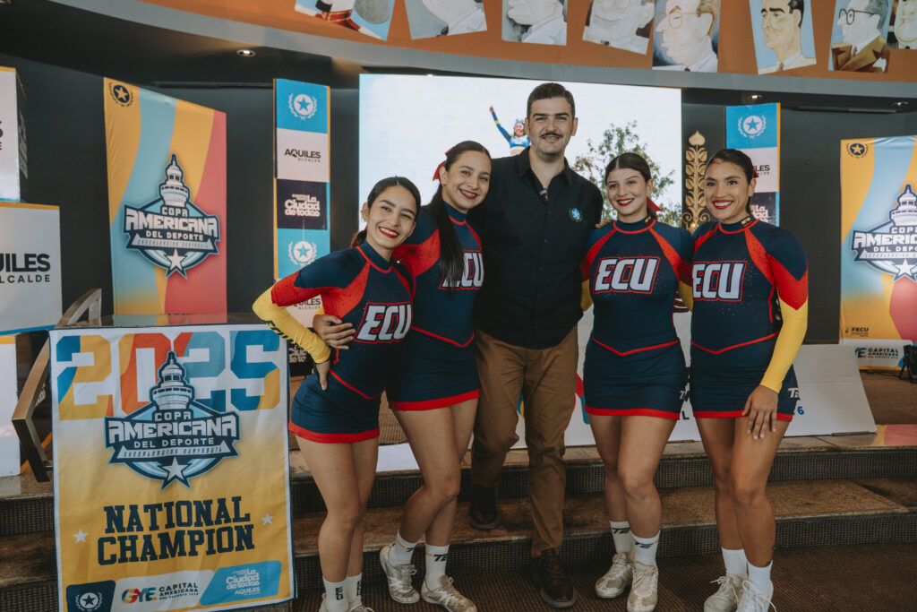 El alcalde Aquiles Alvarez posa junto a un grupo de cheerleading, en la presentación del evento.