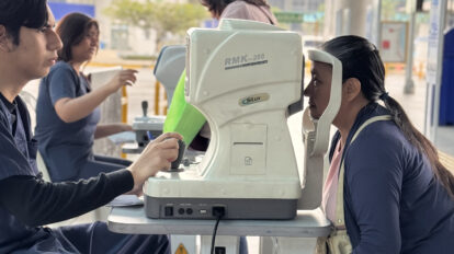 Una beneficiaria de La Guayaca se realiza los exámenes visuales para recibir sus lentes de forma gratuita.