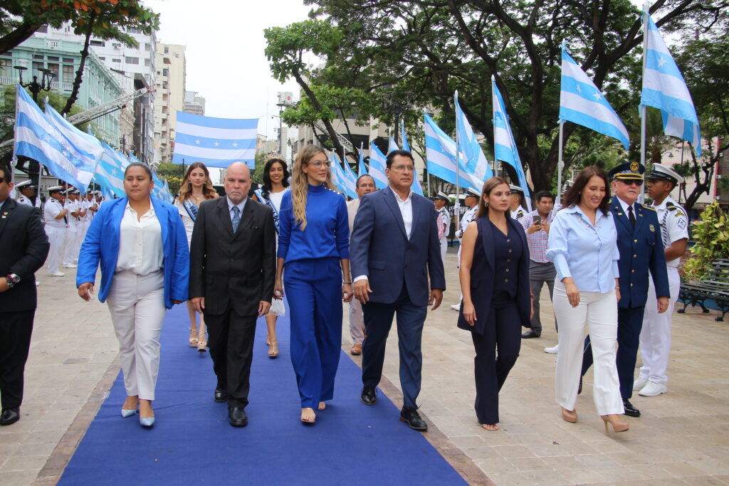 Tahiz Panus (de conjunto azul), directora de Turismo y Eventos Especiales de la Alcaldía, concejales y autoridades municipales participaron en el pregón.