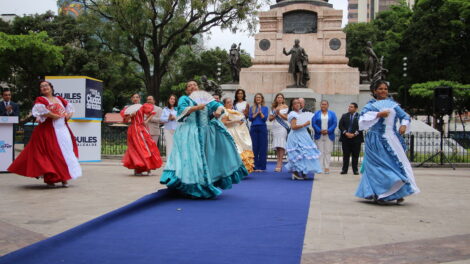 El Pregón Cívico se realizó en el parque Centenario, al pie de la columna de los próceres del 9 de Octubre.