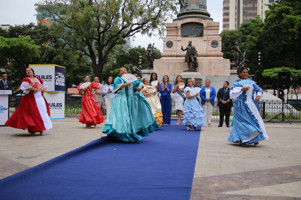 El Pregón Cívico se realizó en el parque Centenario, al pie de la columna de los próceres del 9 de Octubre.