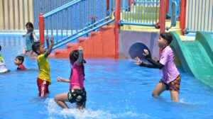Un grupo de niños disfruta de un momento de esparcimiento en una piscina municipal de Guayaquil.