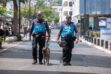 Agentes de Control Municipal patrullan la calle Panamá, en el centro de Guayaquil.