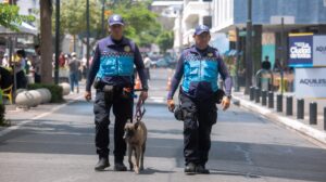 Agentes de Control Municipal patrullan la calle Panamá, en el centro de Guayaquil.