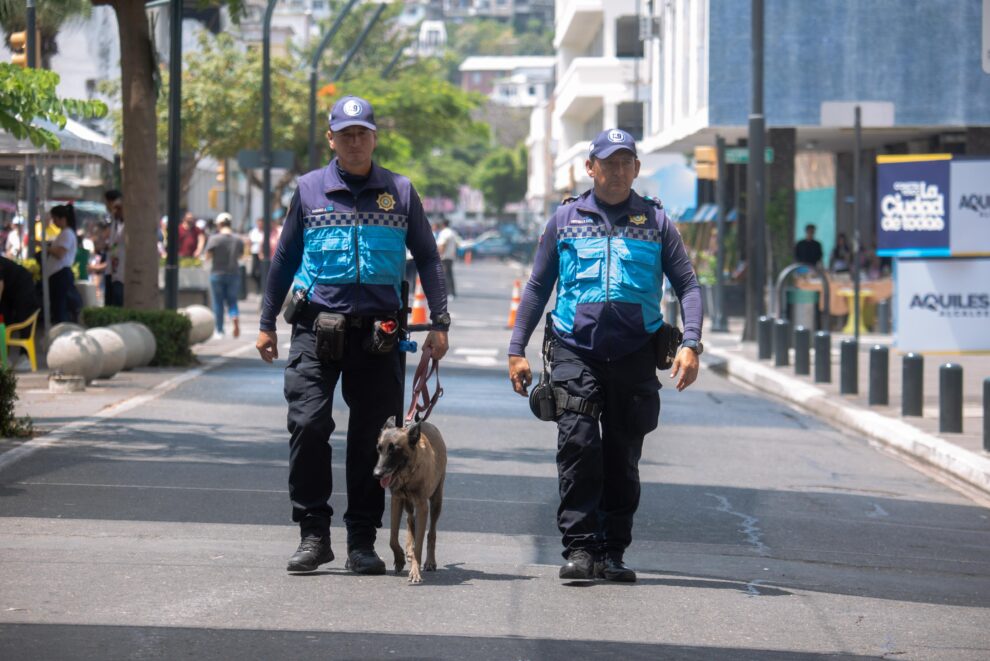 Agentes de Control Municipal patrullan la calle Panamá, en el centro de Guayaquil.