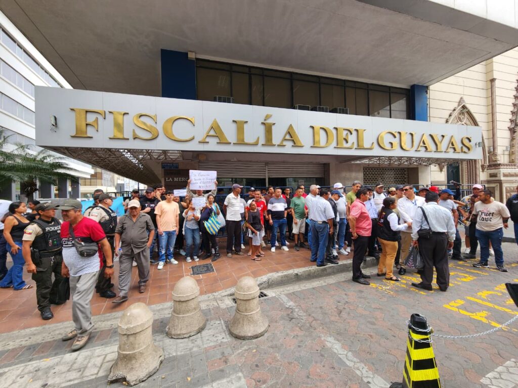 El Comité Ecuatoriano de Derechos Humanos y Sindicales y la Comunidad de Barrios del Sur realizaron un plantón en los exteriores de la Fiscalía del Guayas exigiendo que continúen las investigaciones.