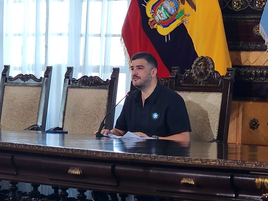 El alcalde de Guayaquil, Aquiles Alvarez, dio una rueda de prensa para exigir a las autoridades transparencia en las investigaciones.