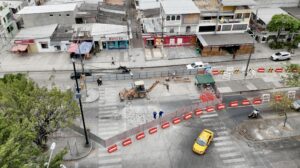 En Sauces VI, avanzan los trabajos de construcción de cámaras de inspección y sumideros como parte del Plan Choque III, con cierre parcial en la av. Antonio Parra.