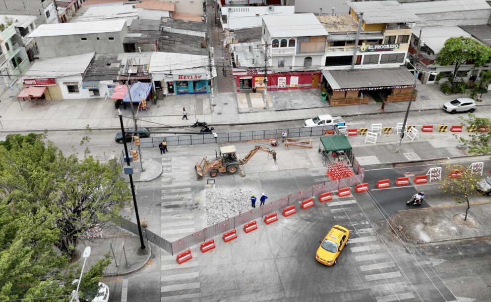 En Sauces VI, avanzan los trabajos de construcción de cámaras de inspección y sumideros como parte del Plan Choque III, con cierre parcial en la av. Antonio Parra.