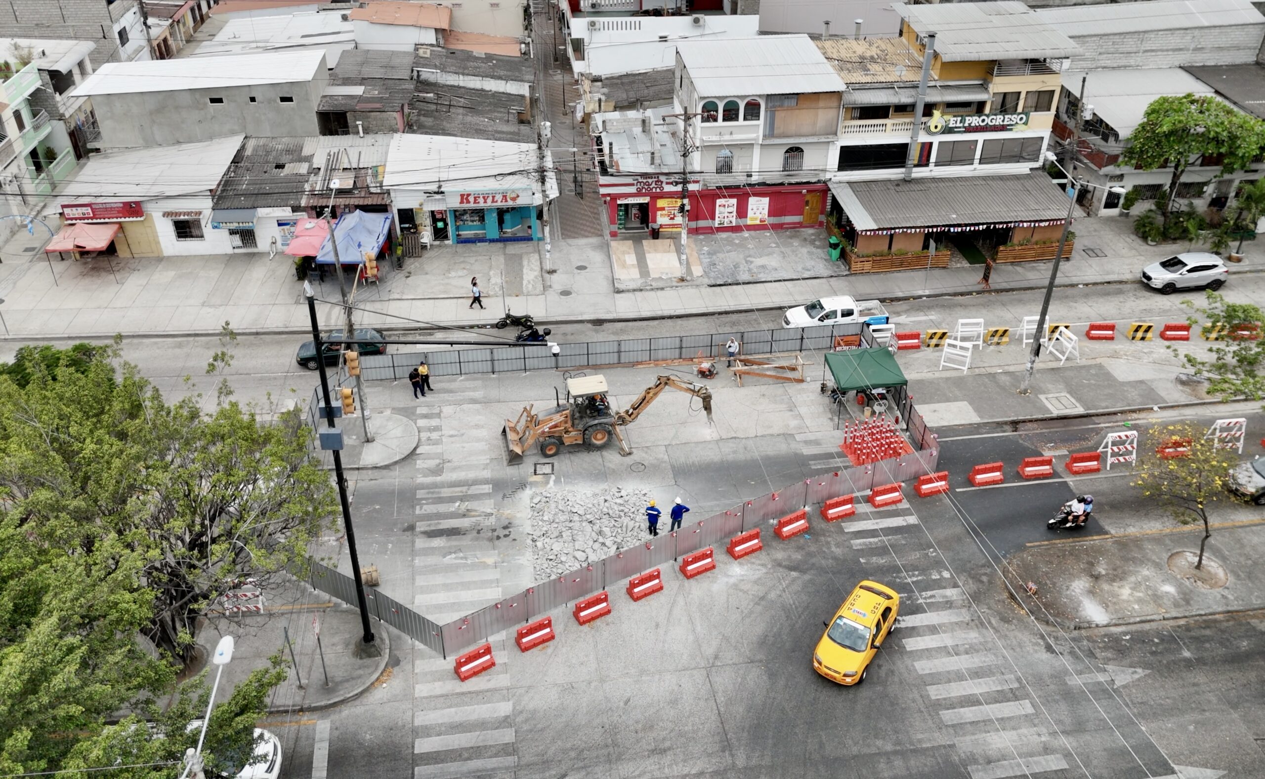 En Sauces VI, avanzan los trabajos de construcción de cámaras de inspección y sumideros como parte del Plan Choque III, con cierre parcial en la av. Antonio Parra.