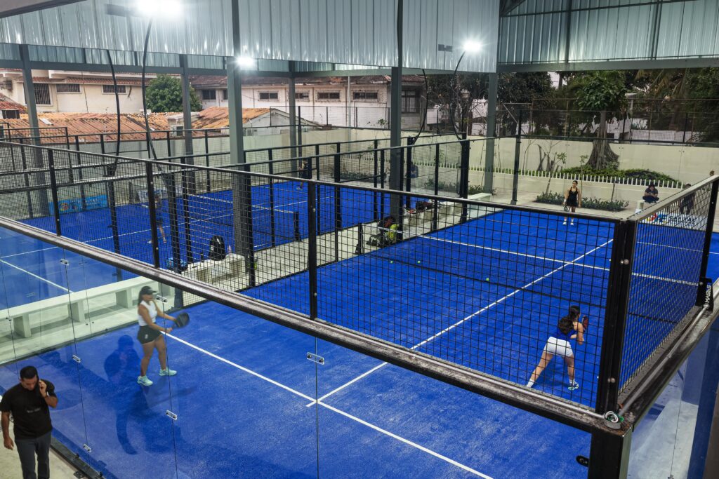 Vecinos disfrutan de las nuevas canchas municipales de pádel en Urdesa, un espacio recuperado para promover el deporte y la integración comunitaria.