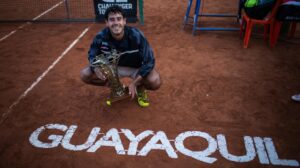 Daniel Vallejo celebra su consagración en Guayaquil, mostrando el trofeo tras una final inolvidable.