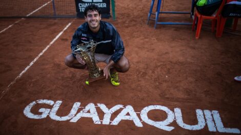 Daniel Vallejo celebra su consagración en Guayaquil, mostrando el trofeo tras una final inolvidable.