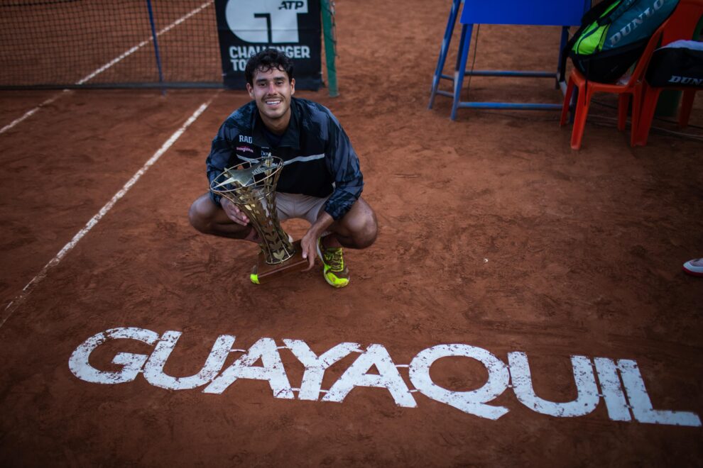 Daniel Vallejo celebra su consagración en Guayaquil, mostrando el trofeo tras una final inolvidable.