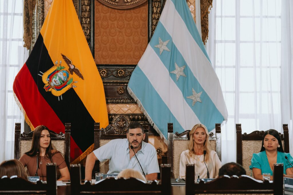 El alcalde Aquiles Alvarez lidera la sesión ordinaria del Concejo Municipal en el Salón de la Ciudad.