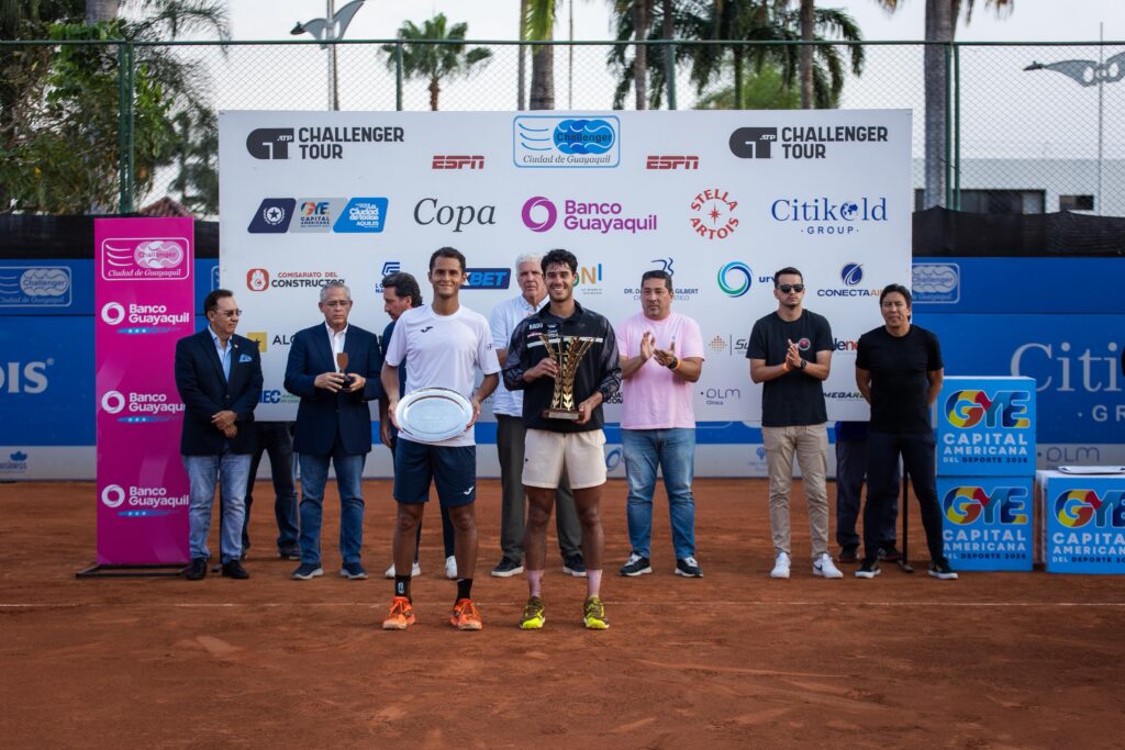 Los finalistas, junto a los organizadores del torneo, comparten el momento de premiación tras una final memorable en Guayaquil.