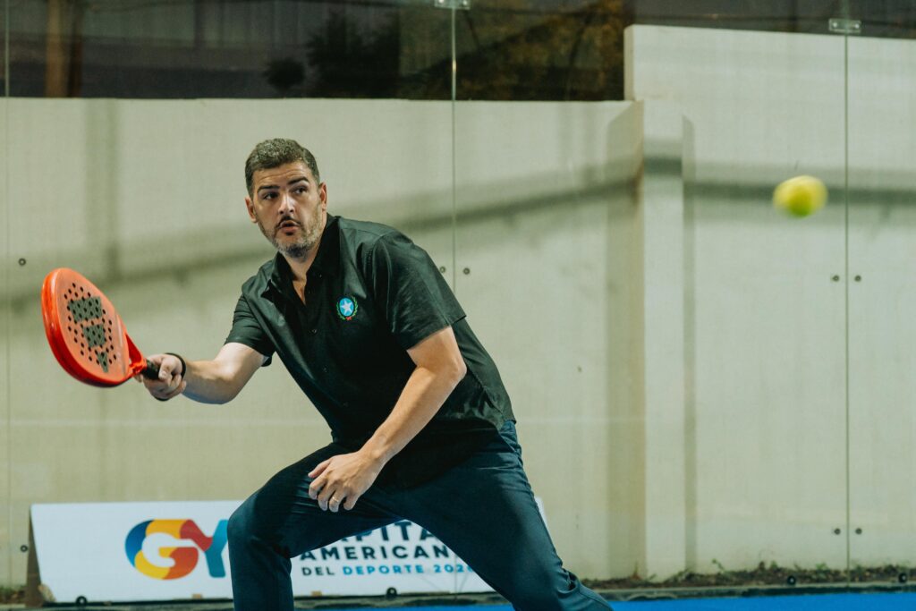 El alcalde Aquiles Alvarez participa en un juego demostrativo de pádel durante la inauguración, destacando el uso comunitario del nuevo espacio deportivo.