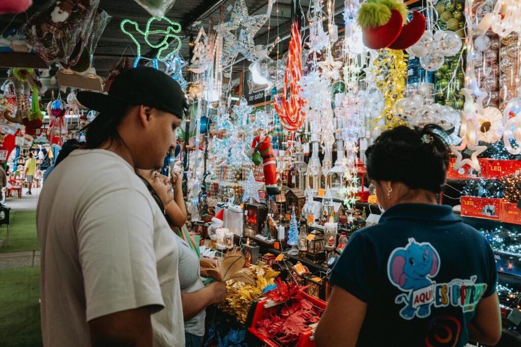 Compradores revisan opciones y comparan precios en los locales, donde los comerciantes ofrecen atención cercana y productos para todos los presupuestos.