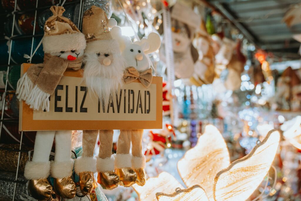 Árboles, luces, nacimientos y adornos temáticos llenan los puestos del mercado, convirtiéndolo en un punto clave para preparar el hogar en estas fiestas.