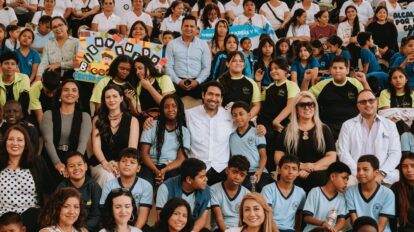“El gerente de DASE, Virgilio Pesantes, comparte con niños, docentes y autoridades durante la inauguración del nuevo Centro de Nivelación en Plaza Colón.