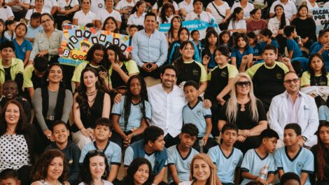 “El gerente de DASE, Virgilio Pesantes, comparte con niños, docentes y autoridades durante la inauguración del nuevo Centro de Nivelación en Plaza Colón.