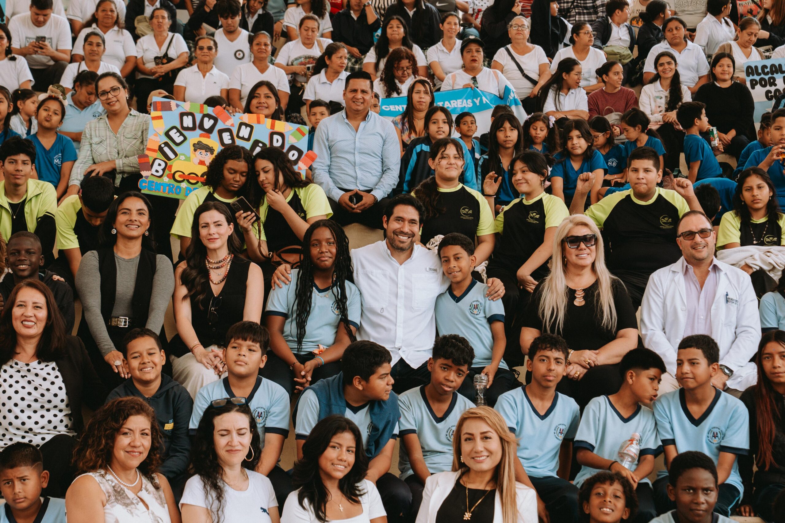 “El gerente de DASE, Virgilio Pesantes, comparte con niños, docentes y autoridades durante la inauguración del nuevo Centro de Nivelación en Plaza Colón.