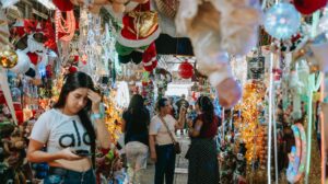 Decenas de familias recorren los pasillos del mercado Cuatro Manzanas en busca de adornos y detalles para iniciar la temporada navideña.