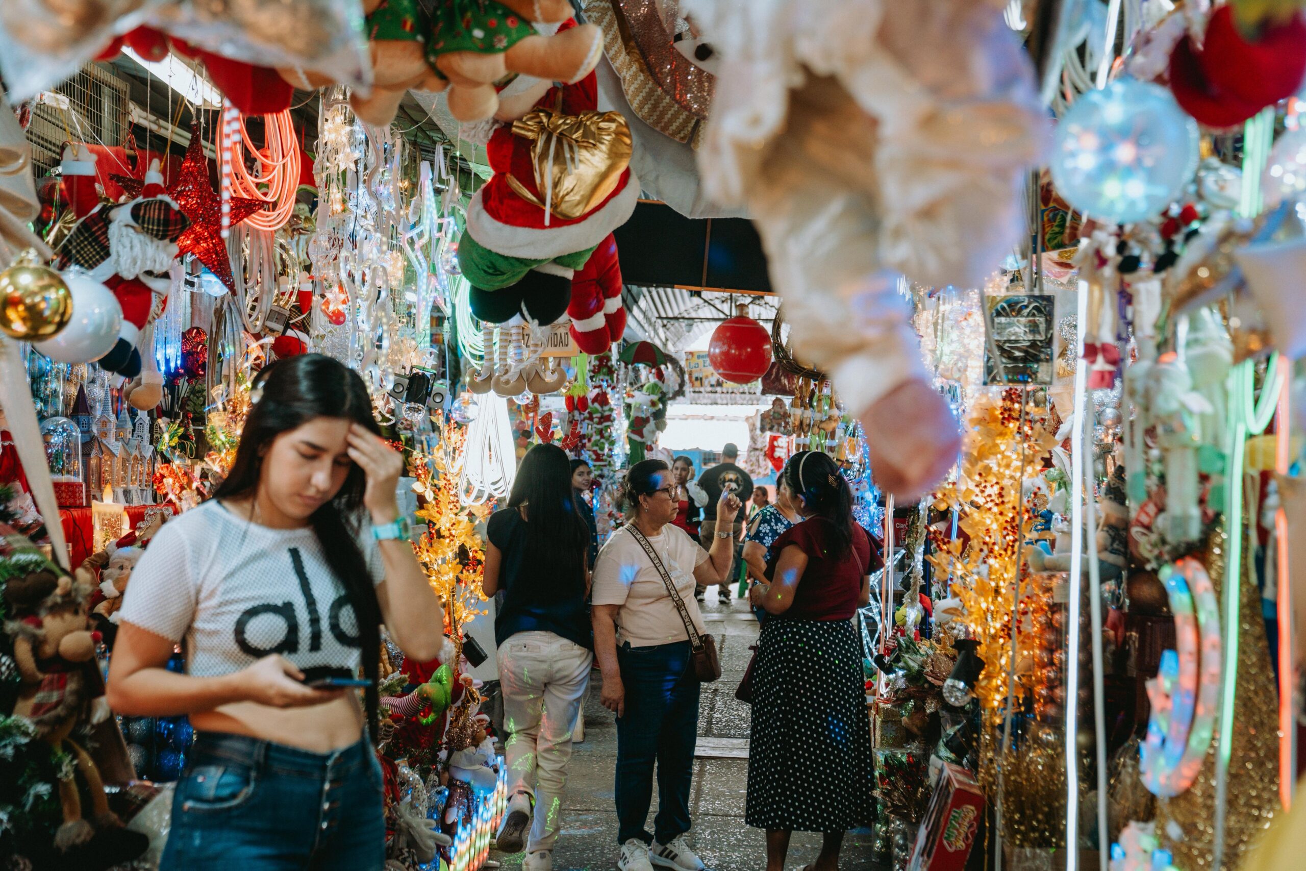 Decenas de familias recorren los pasillos del mercado Cuatro Manzanas en busca de adornos y detalles para iniciar la temporada navideña.