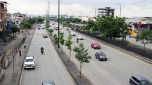 Los trabajos de reconfiguración geométrica avanzan a lo largo de la Av. Narcisa de Jesús, con la incorporación de nuevos bordillos y señalización para ordenar el tránsito.