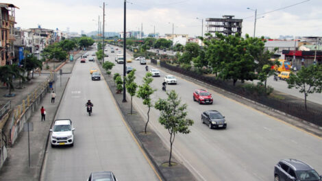 Los trabajos de reconfiguración geométrica avanzan a lo largo de la Av. Narcisa de Jesús, con la incorporación de nuevos bordillos y señalización para ordenar el tránsito.