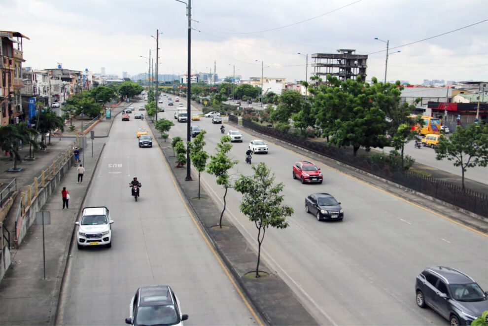 Los trabajos de reconfiguración geométrica avanzan a lo largo de la Av. Narcisa de Jesús, con la incorporación de nuevos bordillos y señalización para ordenar el tránsito.