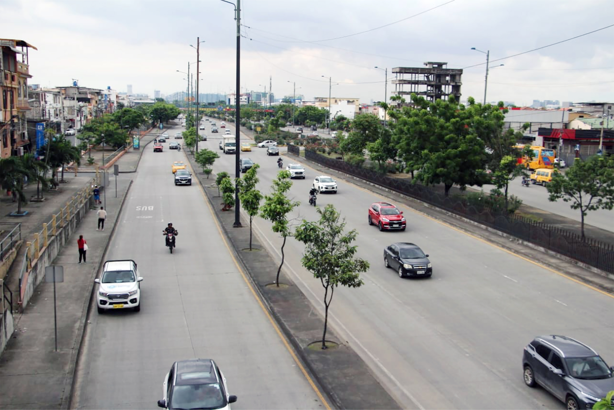 Los trabajos de reconfiguración geométrica avanzan a lo largo de la Av. Narcisa de Jesús, con la incorporación de nuevos bordillos y señalización para ordenar el tránsito.