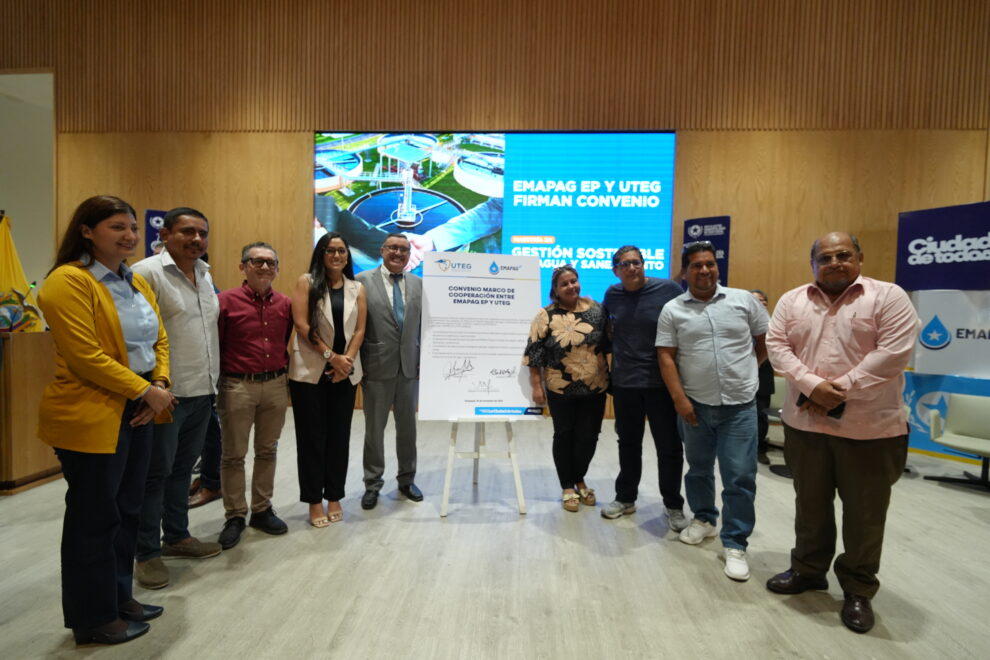 Autoridades de EMAPAG EP y UTEG formalizan el convenio para la creación de la Maestría en Gestión Sostenible del Agua y Saneamiento, en Guayaquil.