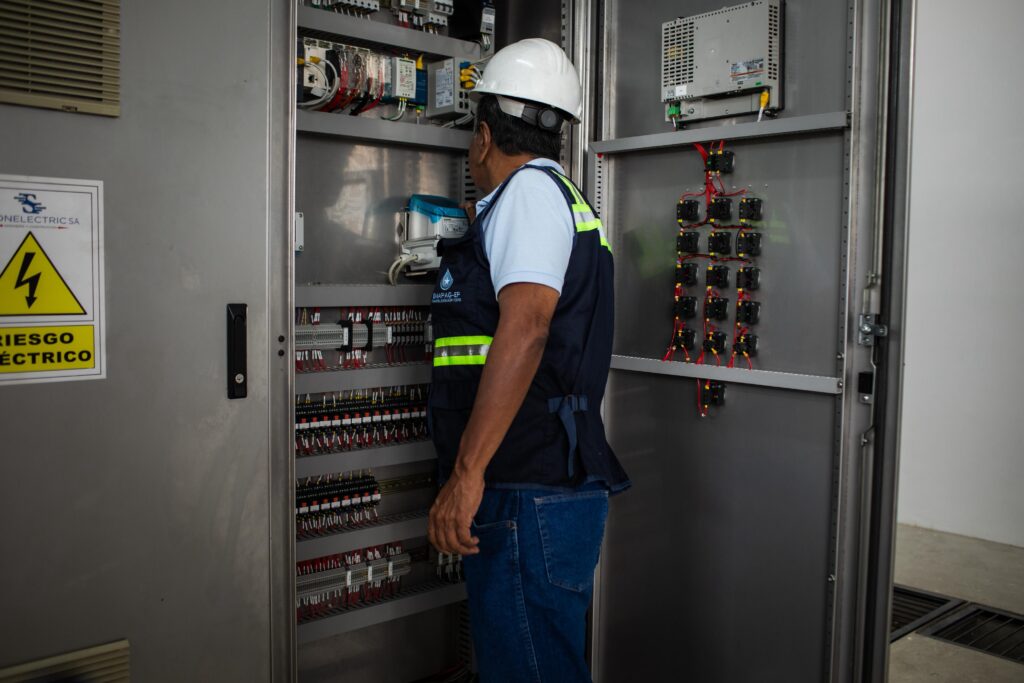 Un operador supervisa el funcionamiento de los equipos automatizados, que permiten monitorear y controlar el sistema de bombeo en tiempo real.