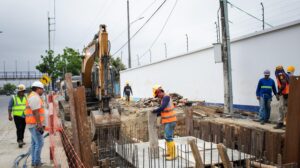 Personal técnico ejecuta labores en la construcción de la Estación de Bombeo, parte del sistema que fortalecerá el saneamiento en el norte de la ciudad.