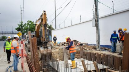 Personal técnico ejecuta labores en la construcción de la Estación de Bombeo, parte del sistema que fortalecerá el saneamiento en el norte de la ciudad.