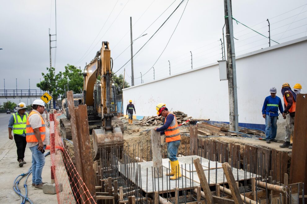 Personal técnico ejecuta labores en la construcción de la Estación de Bombeo, parte del sistema que fortalecerá el saneamiento en el norte de la ciudad.