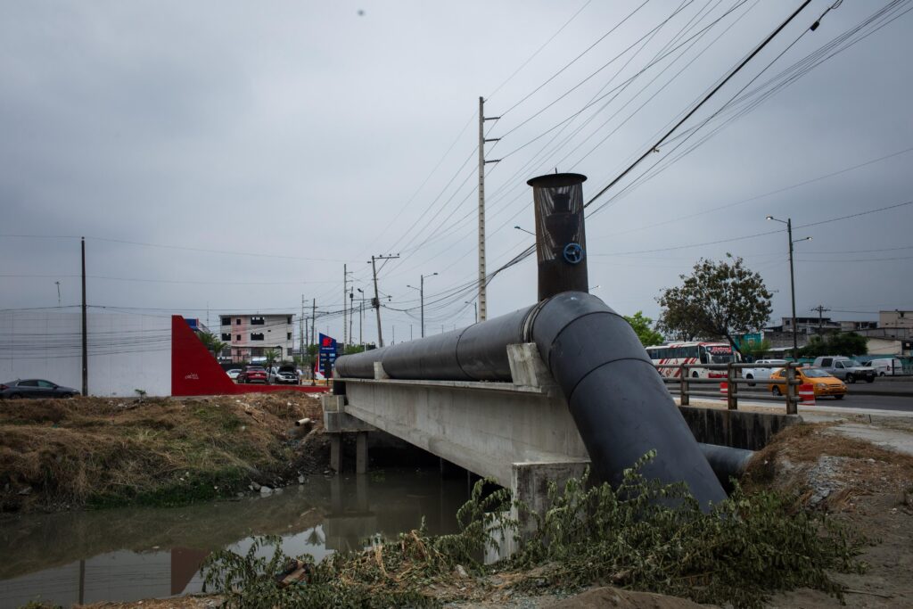 Tramo de la tubería de impulsión instalada para transportar aguas residuales hacia la planta de tratamiento, pieza clave en la modernización del sistema sanitario.