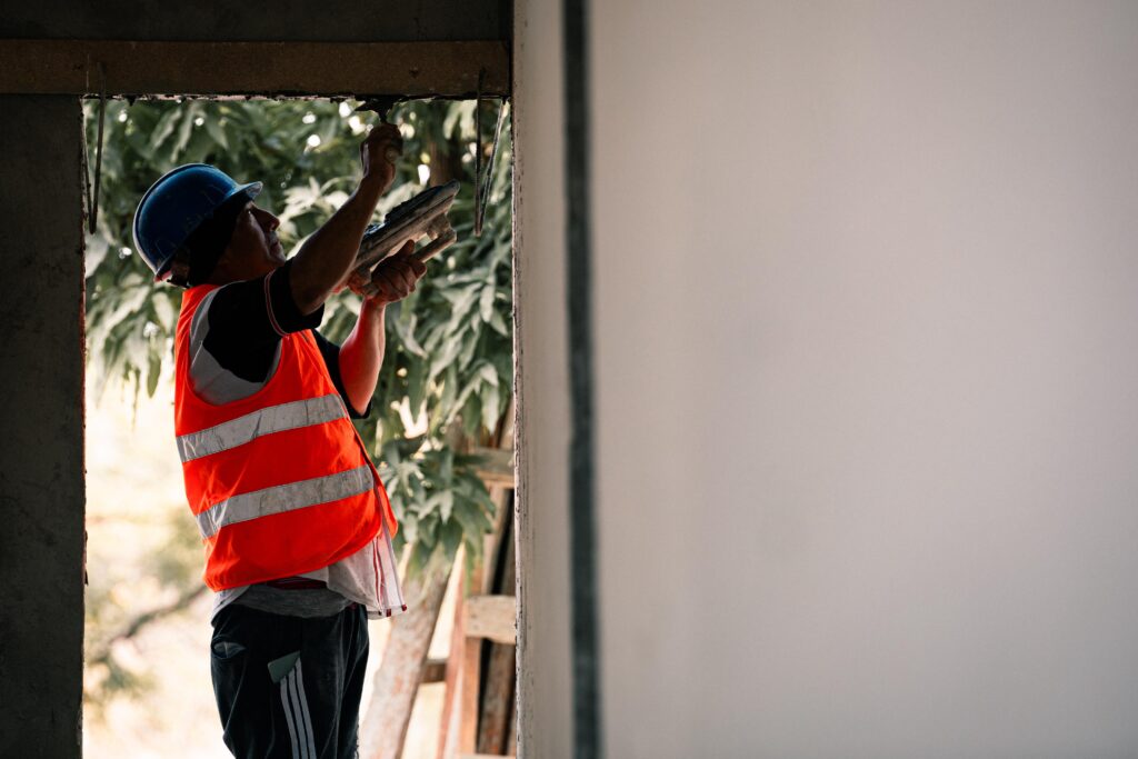 Un obrero aplica los acabados finales de la infraestructura militar.