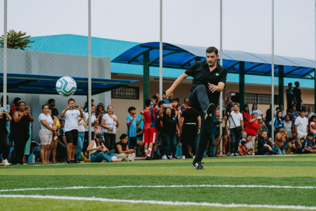 El alcalde Aquiles Alvarez inauguró la cancha con un simbólico partido junto a los niños y jóvenes del barrio.