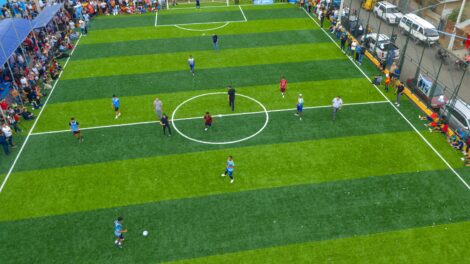 La moderna cancha sintética de la Coop. Reinaldo Quiñónez se convierte en el nuevo punto de encuentro deportivo y comunitario del sector.