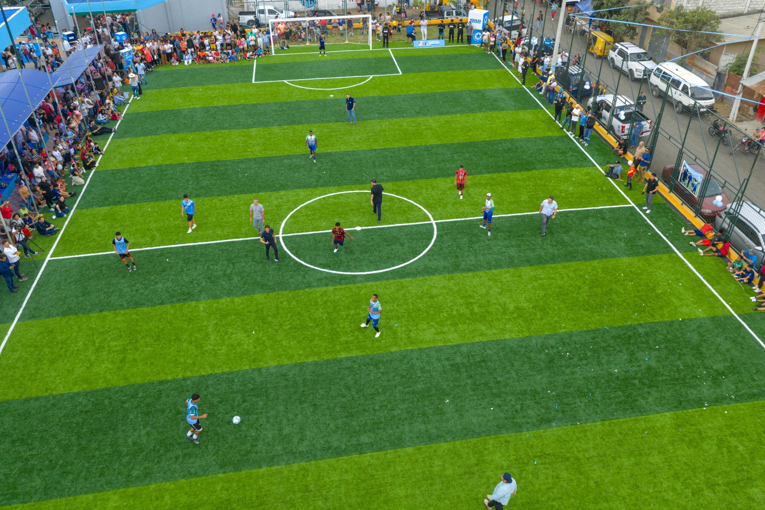 La moderna cancha sintética de la Coop. Reinaldo Quiñónez se convierte en el nuevo punto de encuentro deportivo y comunitario del sector.