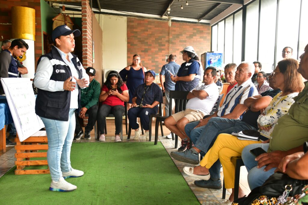 Técnicos de la ATM y Obras Públicas explicaron los cambios viales a los moradores de la cooperativa El Limonal como parte del proceso permanente de socialización.
